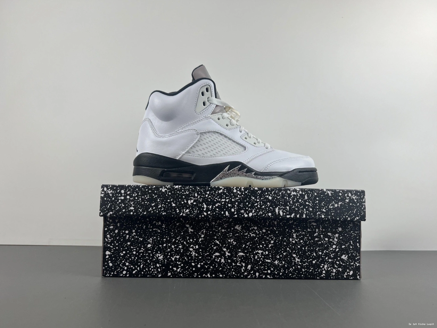DD0587-110 Black Air 5 Jordan White 1123